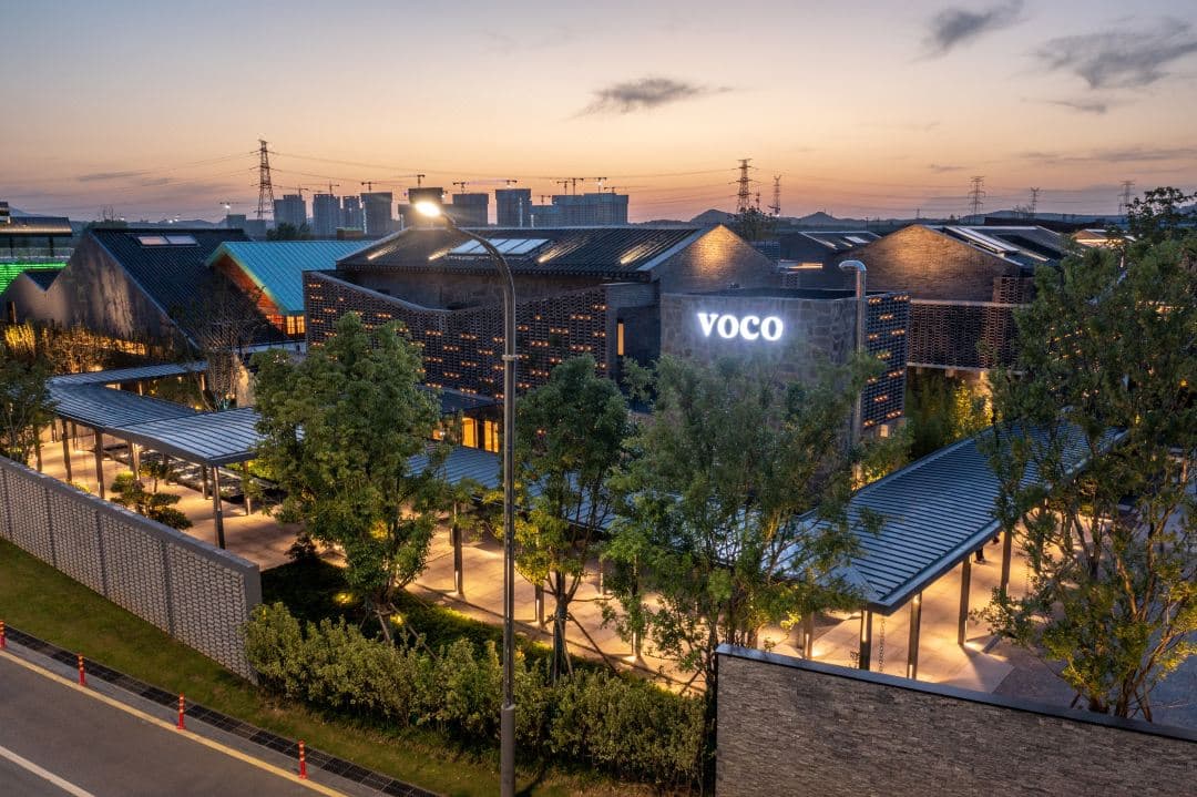 白壁と竹林に囲まれたvoco南京ガーデンエキスポの専用屋外温泉露天風呂。