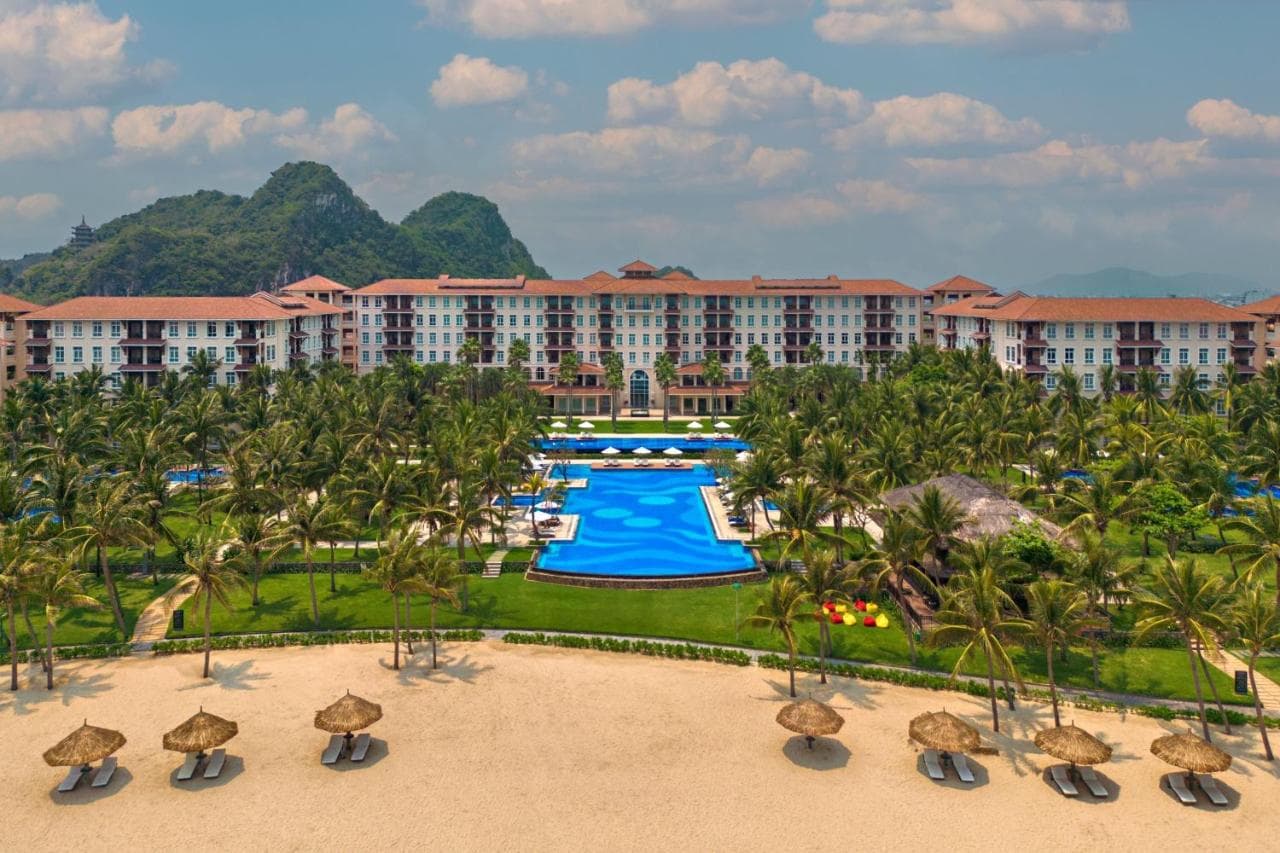 The symmetry of the infinity pool at Danang Marriott Resort & Spa, flanked by 1,114 coconut trees leading to Non Nuoc Beach.