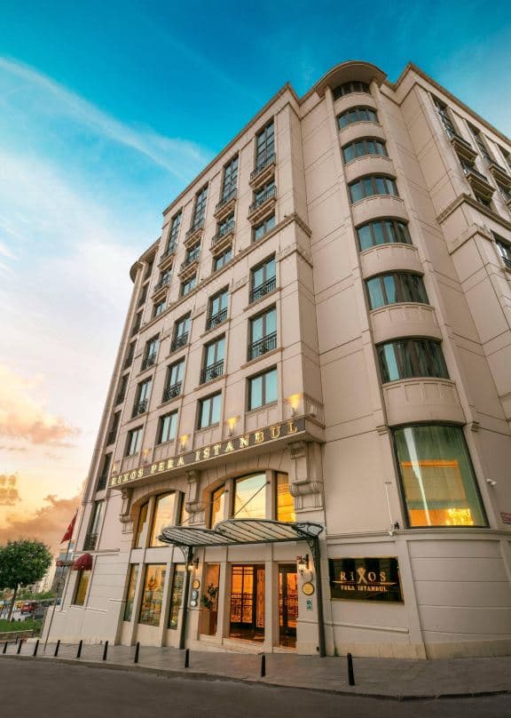 从Rixos Pera屋顶餐厅Vetiver俯瞰金角湾日落及伊斯坦布尔天际线
