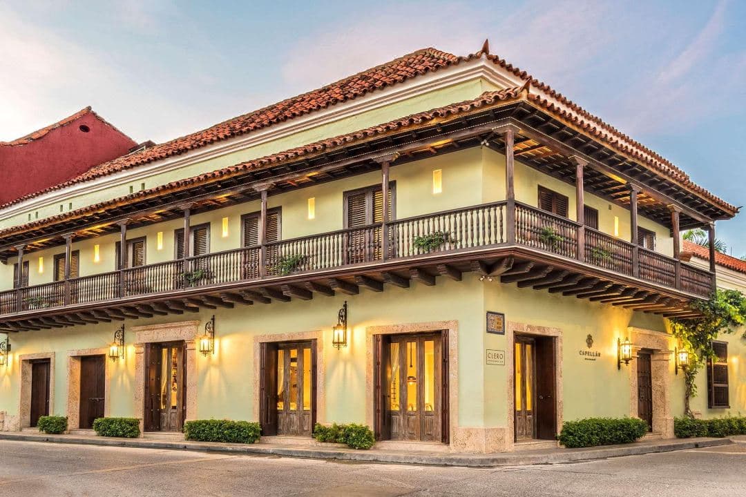 Hotel Capellán de Getsemaní酒店的屋頂泳池甲板,設有扇形遮陽傘、玻璃底泳池區,並可欣賞卡塔赫納歷史悠久的天際線景觀。