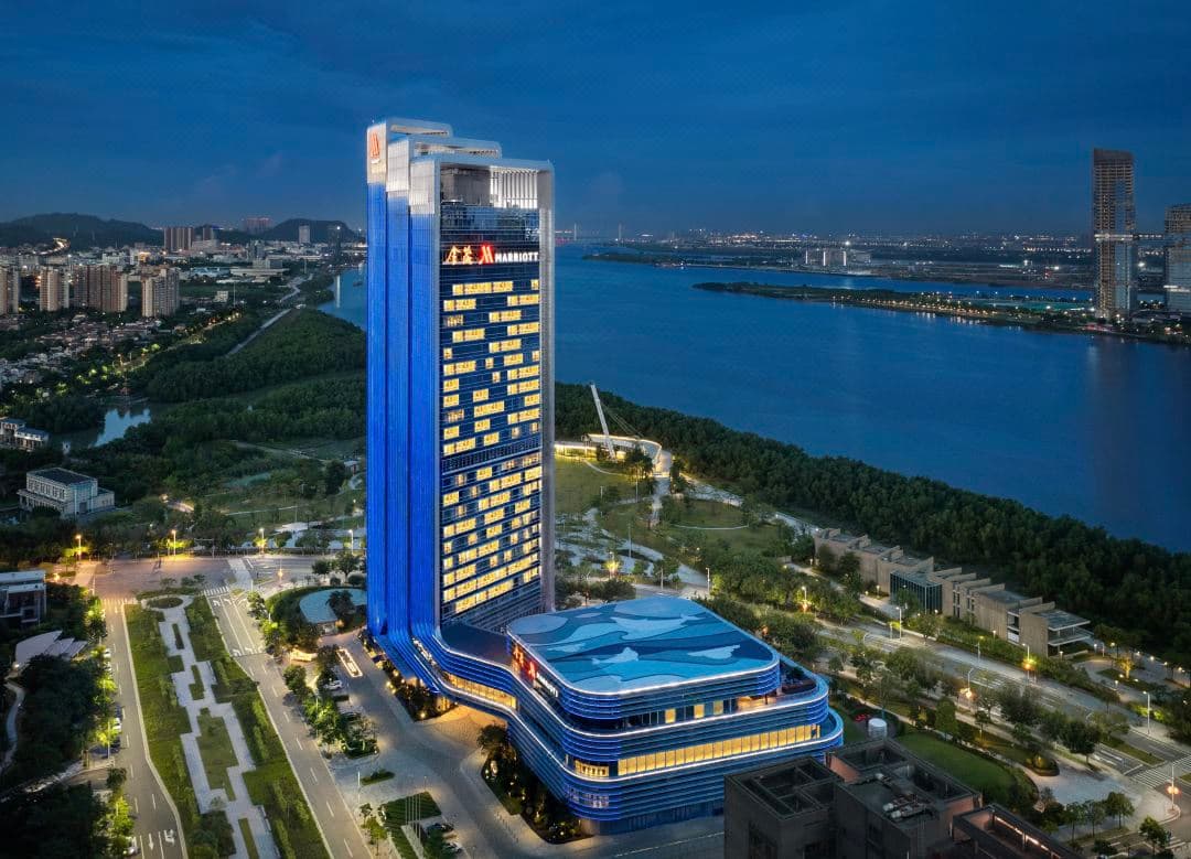 Exterior and modern luxury room of the 5-star Guangzhou Marriott Hotel Nansha.