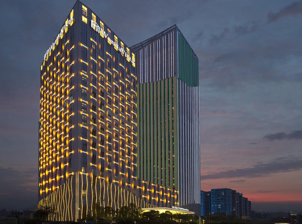 Grand lobby of Wanda Vista Nanning featuring a massive custom crystal chandelier and polished marble floors.