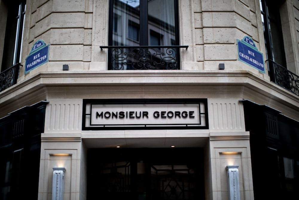 Monsieur George 酒店 Galanga 餐厅的深沉祖母绿内饰,配有泽利什瓷砖和丝绒座椅。