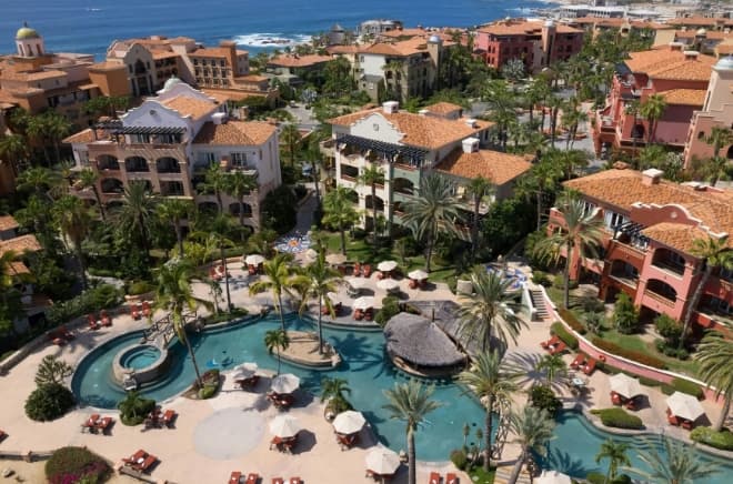 Hacienda del Mar 酒店的无边泳池,俯瞰着科尔特斯海,两侧是传统的墨西哥拱门和黄昏时的灯笼。