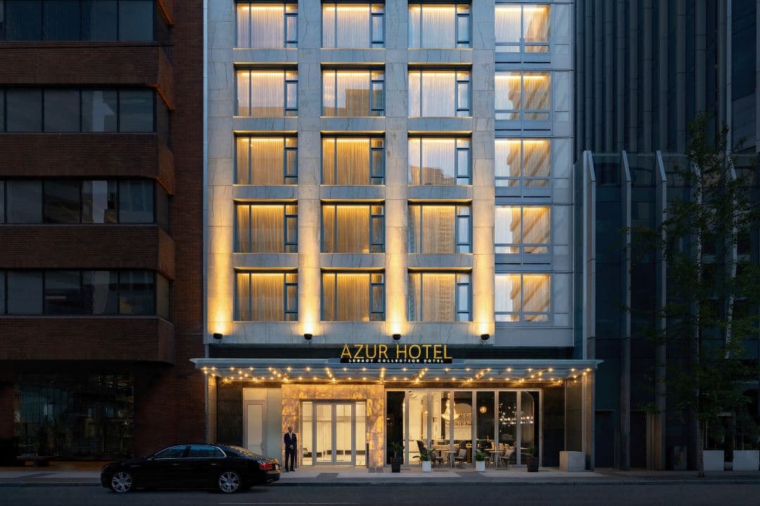 銅製の暖炉と大理石の床が特徴的な、アール・デコ調のAzur Legacy Collection Hotelのロビー。