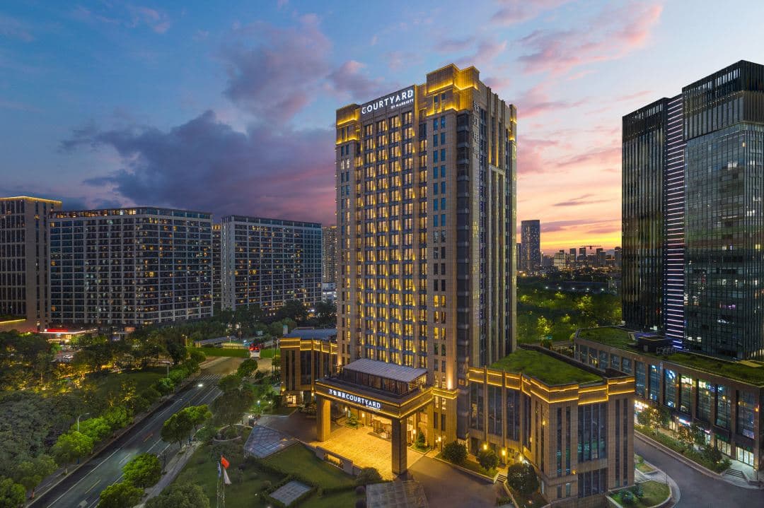 Courtyard By Marriott Hangzhou Xiaoshanのモダンな外観と周辺商業エリア