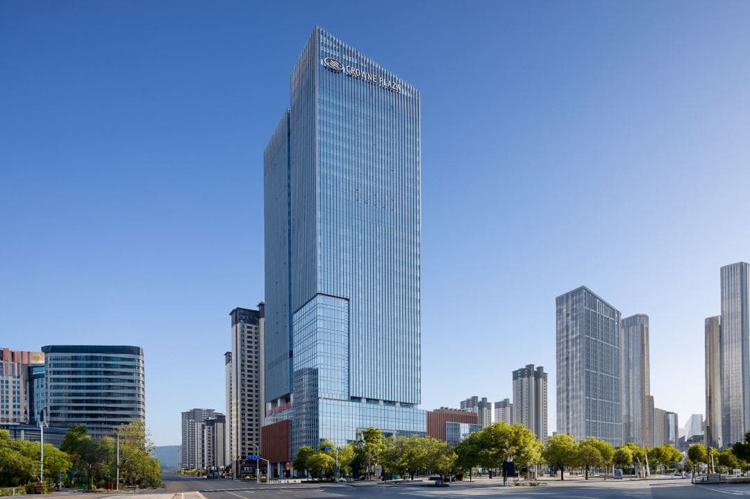 View of the 33rd-floor Sky Lobby at Crowne Plaza Jinan Runhua featuring floor-to-ceiling windows and modern seating.