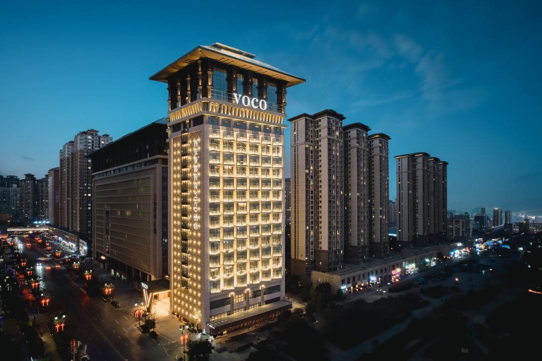 Modern luxury guest room at Voco Xi An Qindu Legend, ideal for international transit travelers.
