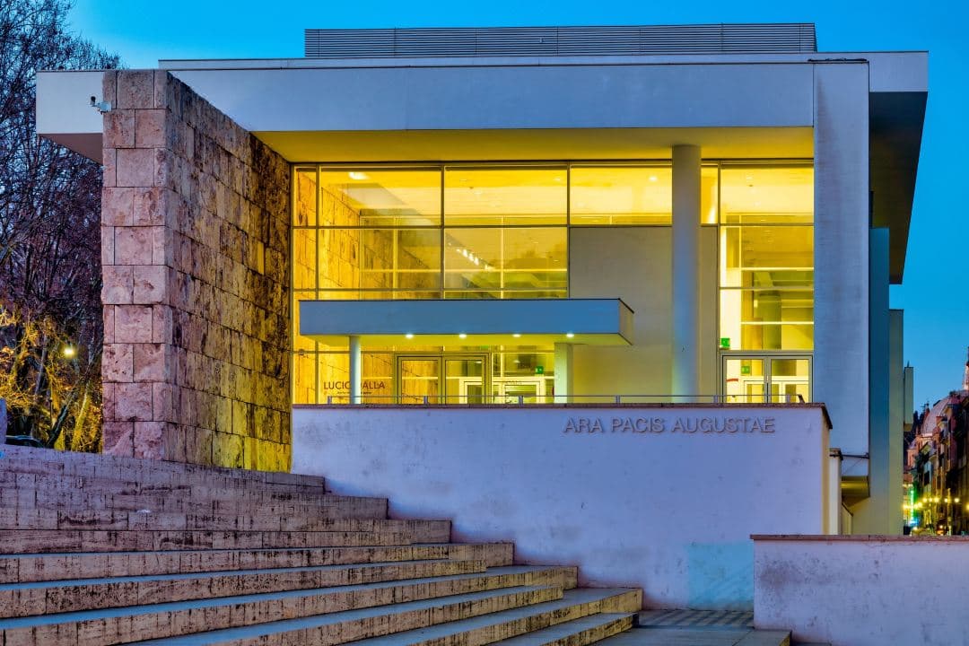 Palazzo Shedirの息をのむような「鏡の間(Galleria degli Specchi)」。17世紀のオリジナルフレスコ画、アンティークの鏡、市松模様の大理石の床が特徴。