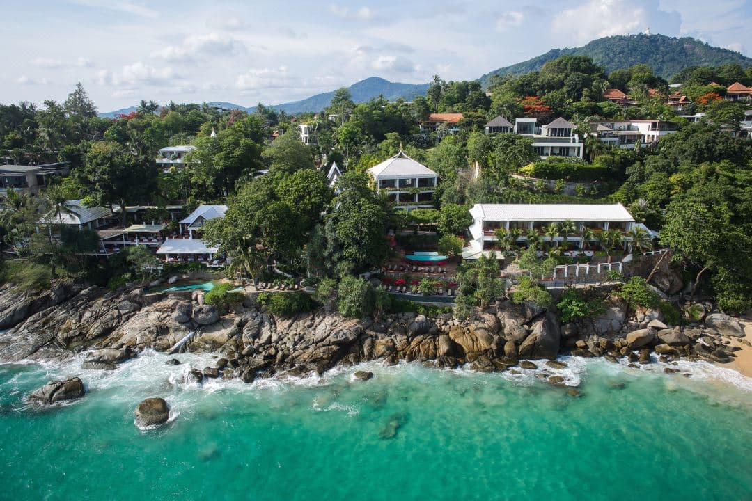 天然の岩を削って作られたMom Tri's Villa Royaleの海水プール、日没時のアンダマン海を見下ろす。