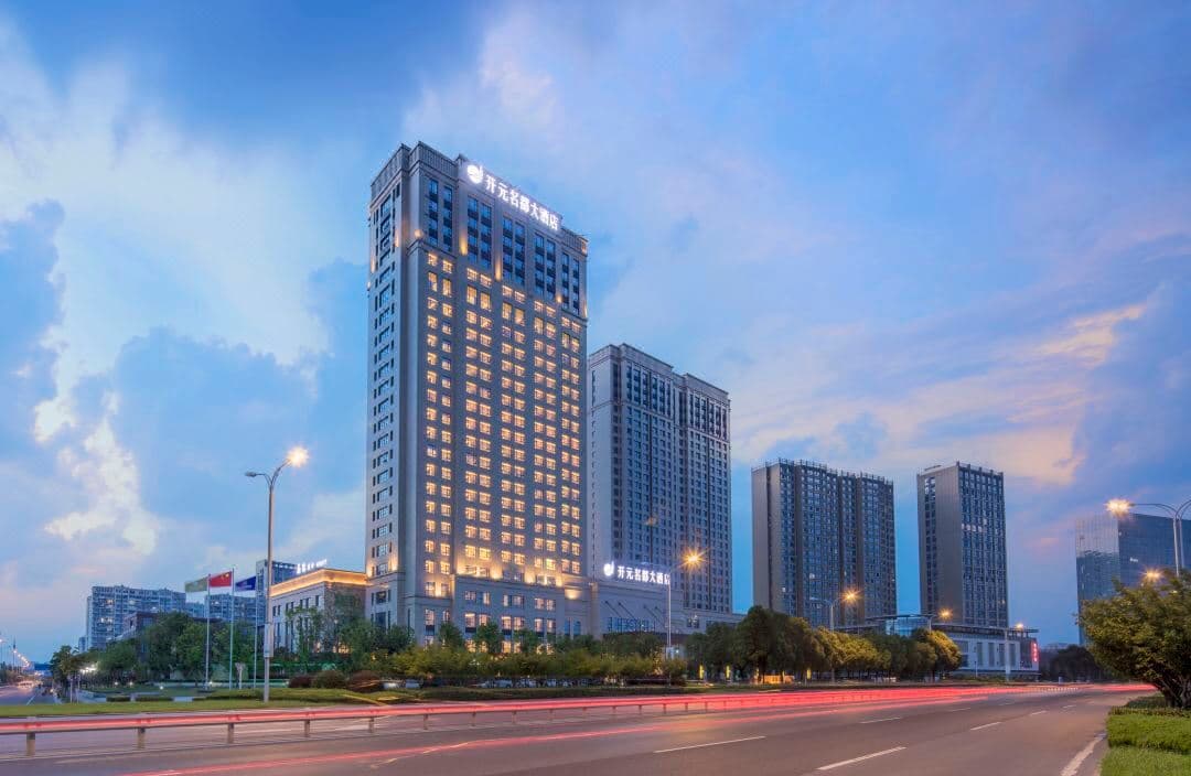 View from a high-floor executive room at Grand New Century Hotel Rugao featuring floor-to-ceiling windows overlooking Longyou Lake.