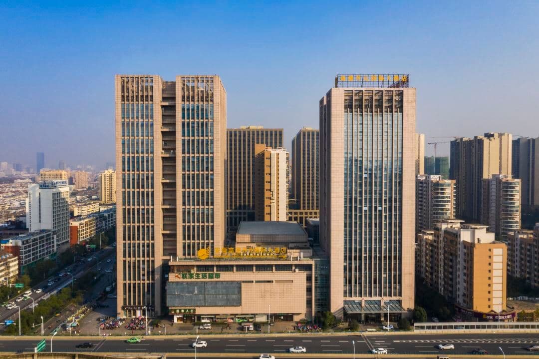 巨大なシャンデリアと磨き上げられた大理石の床が特徴的な、安徽高速開元国際大酒店のロビー。