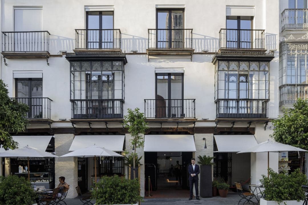 Rooftop plunge pool at EME Catedral Mercer Hotel with a close-up view of the Giralda tower in Seville.