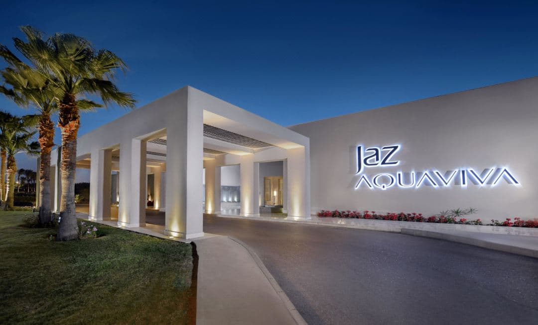Jaz Aquaviva 酒店現代化的直通泳池套房露台,展示了幾何建築風格和私人泳池入口。