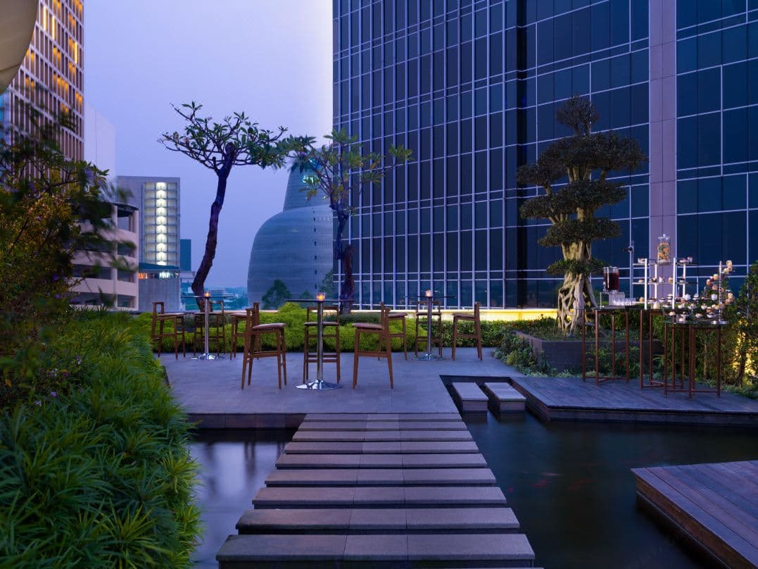 JHL Solitaire Gading Serpong 酒店独特的钻石形玻璃幕墙建筑矗立在雅加达的天际线下。
