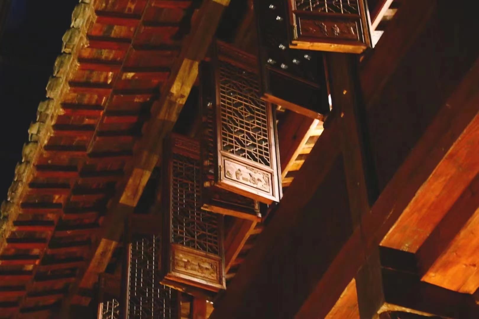 The 600-year-old Wu Feng Lou lobby at Ahn Luh Zhujiajiao featuring massive wooden pillars and a minimalist reflection pool.