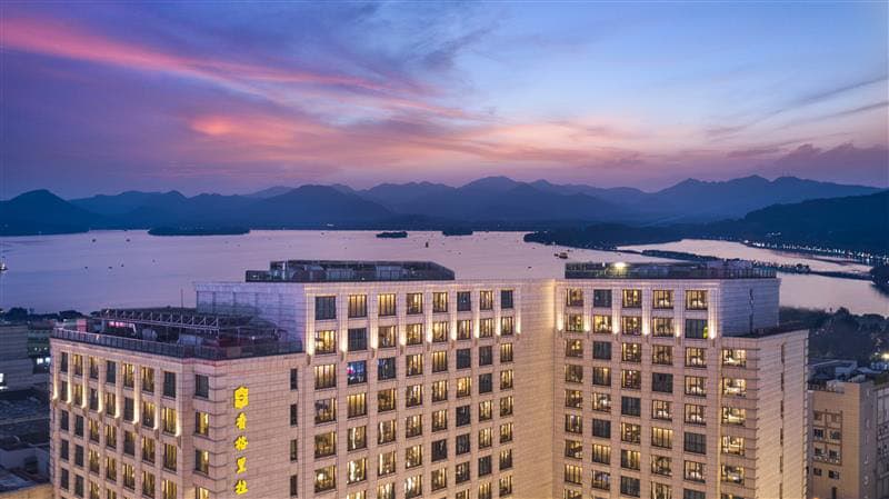 Spacious luxury room at Midtown Shangri-La Hangzhou, conveniently located near the high-speed rail station.