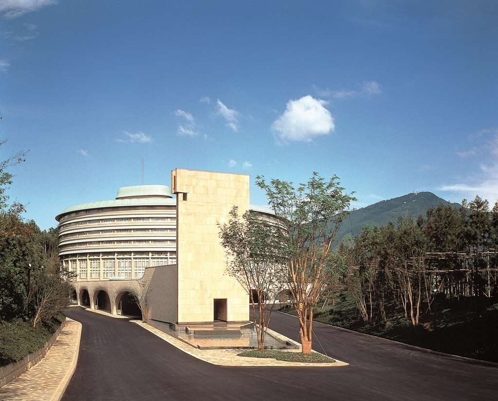 京都宝池皇家王子大饭店的椭圆形中庭,展示了村野藤吾设计的弧形阳台俯瞰中央日式庭院的景象。