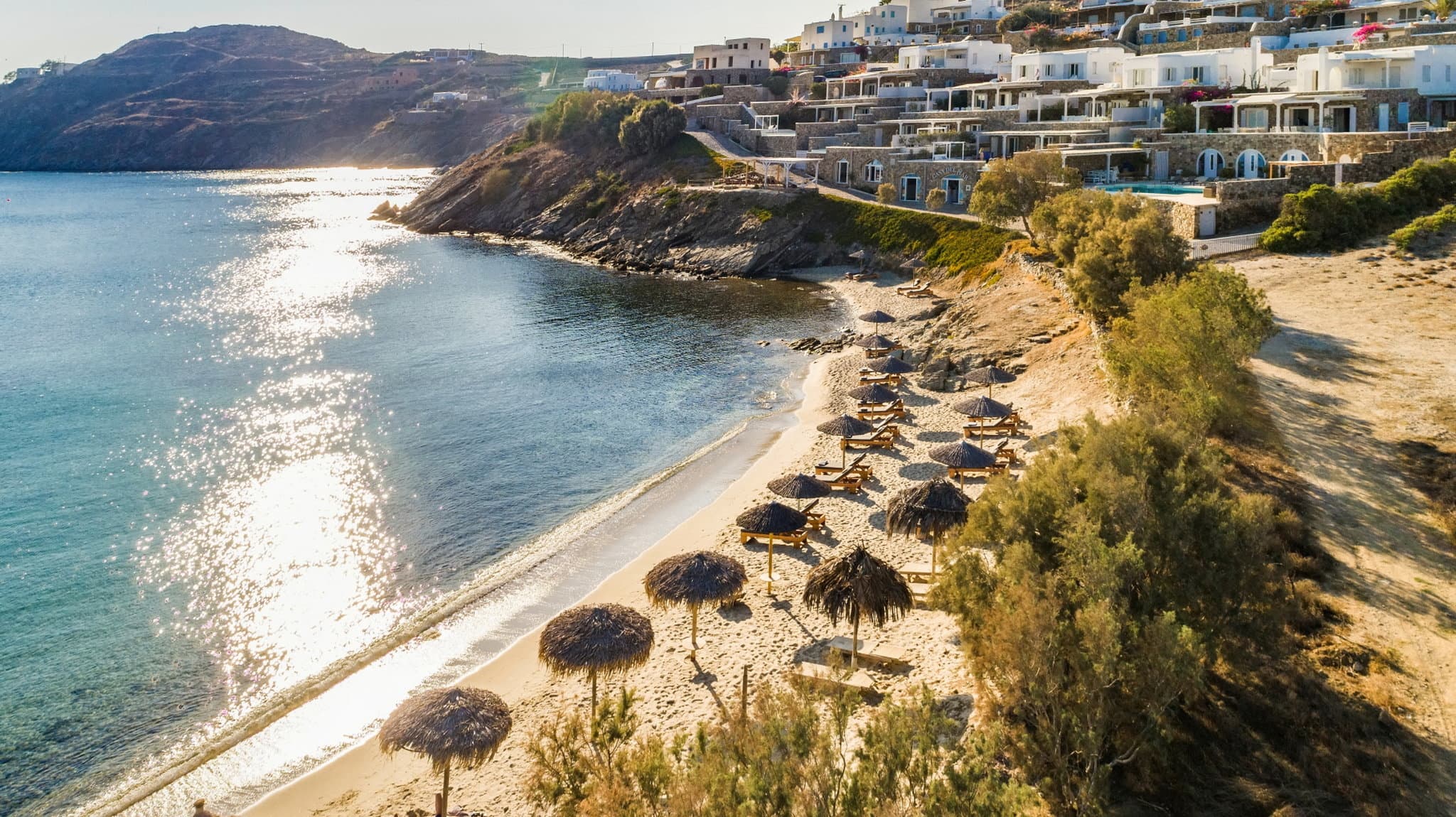 해질녘 에게 해를 내려다보는 Casa del Mar Mykonos의 프라이빗 인피니티 풀.