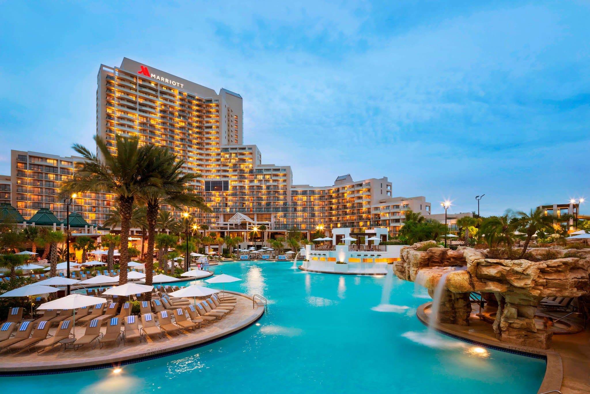 해질녘 거대한 Falls Pool Oasis 라군과 River Falls 워터파크의 항공 뷰.
