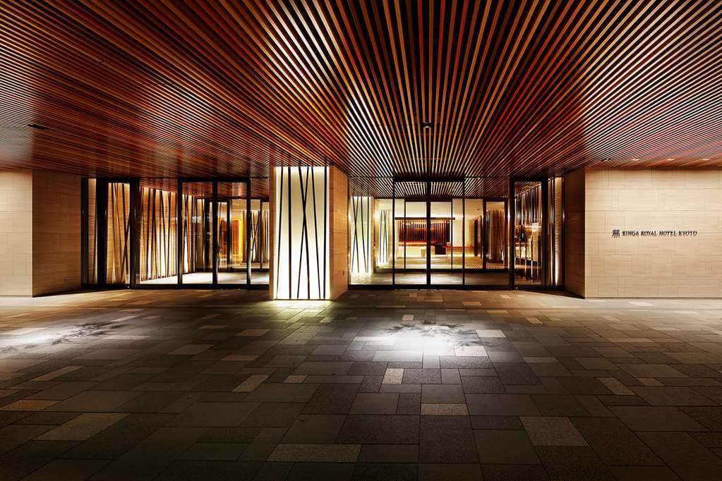 京都丽嘉皇家酒店内部展示,配有全景城市景观和优雅餐具的旋转餐厅。