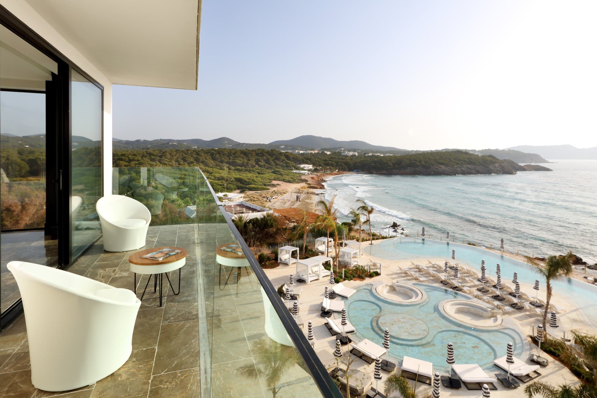 Bless Hotel Ibiza 酒店充满 Coco Chanel 风格的黑白内饰客房,独立大理石浴缸紧邻落地窗,窗外是碧绿的地中海。