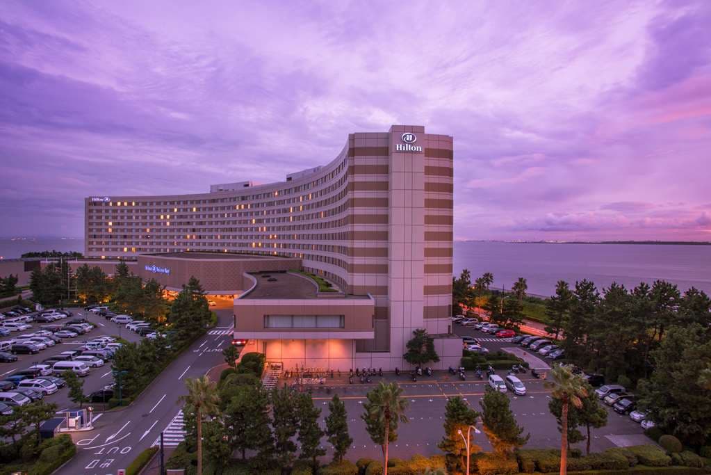 A whimsical Happy Magic room at Hilton Tokyo Bay featuring bunk beds and a ceiling painted like a blue sky with white clouds.