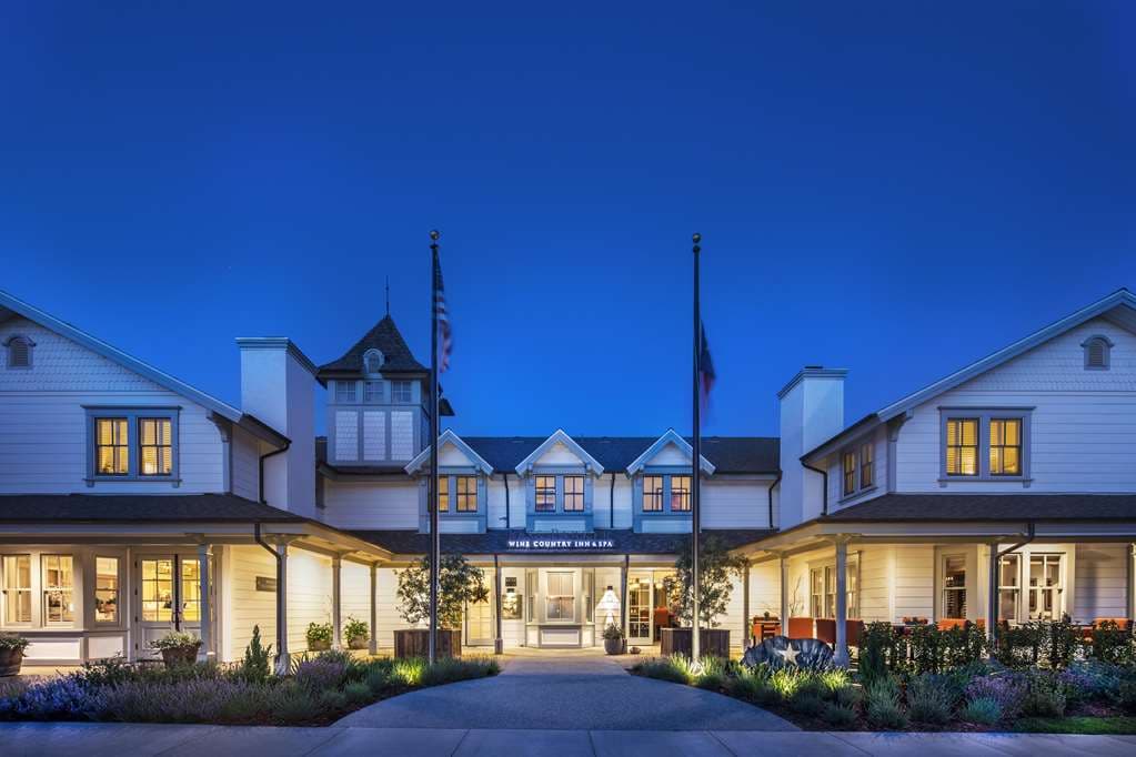 夕暮れ時のFess Parker Wine Country Inn、ガーデンのファイヤーピットとアディロンダックチェア。
