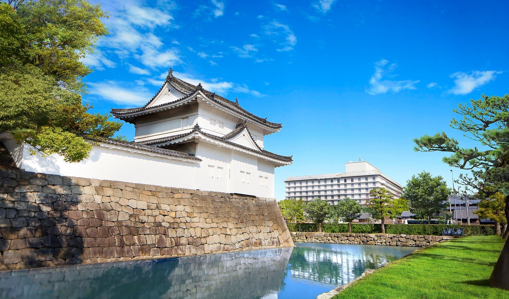 从京都全日空皇冠假日酒店客房窗户向外眺望,二条城的大门与角楼清晰可见。