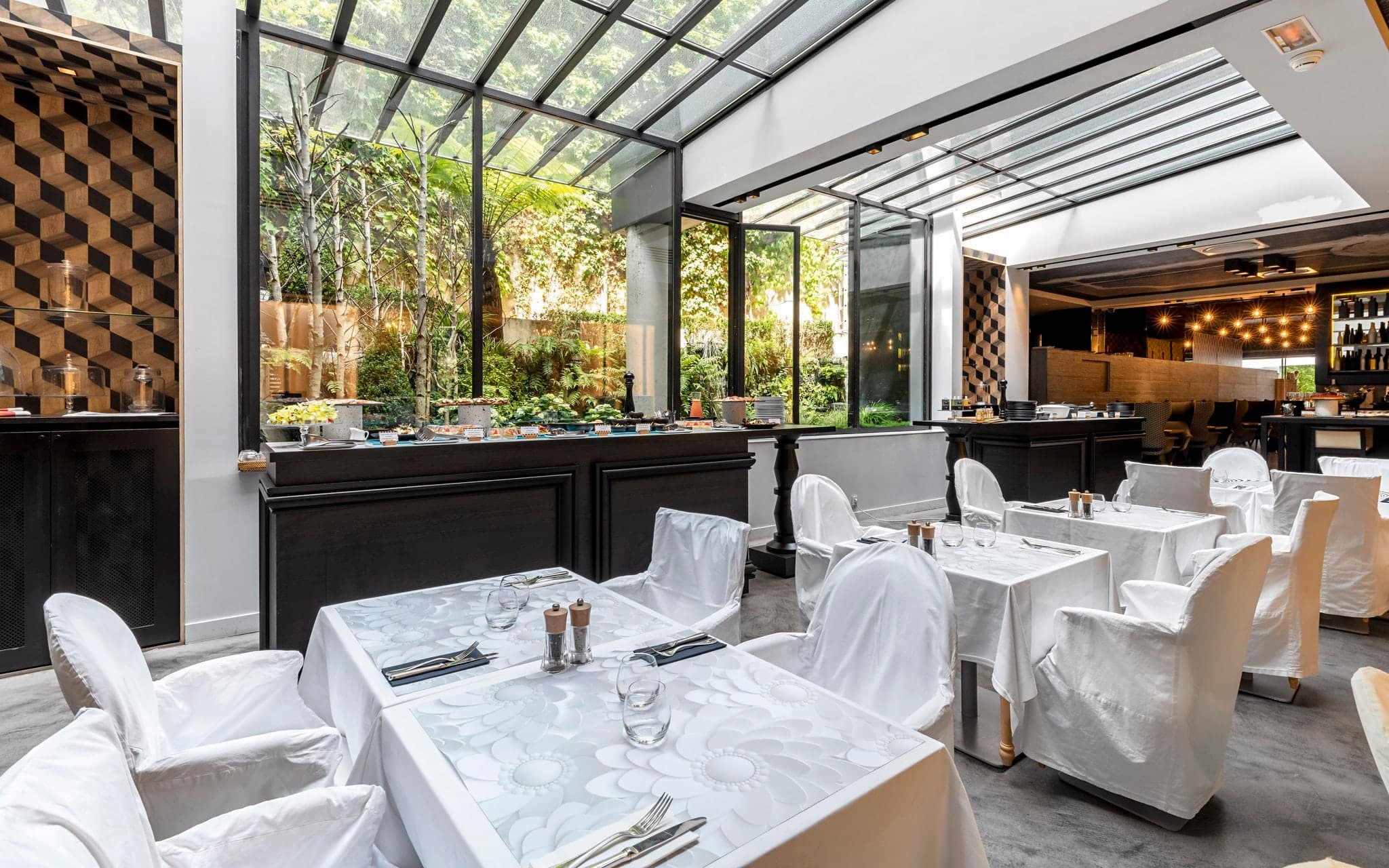 La Maison Champs Elysées 酒店充满超现实主义风格的全白套房,配有马丁·马吉拉设计的错视画风格亚麻覆盖家具。