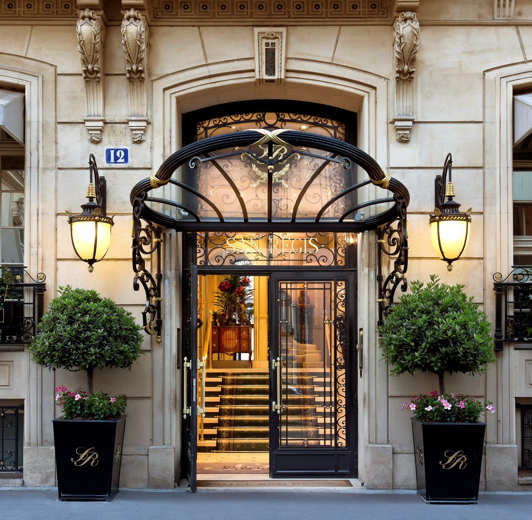 Hôtel San Régis 私人露台上的早餐场景,配有羊角面包和水果,背景是壮丽的埃菲尔铁塔。