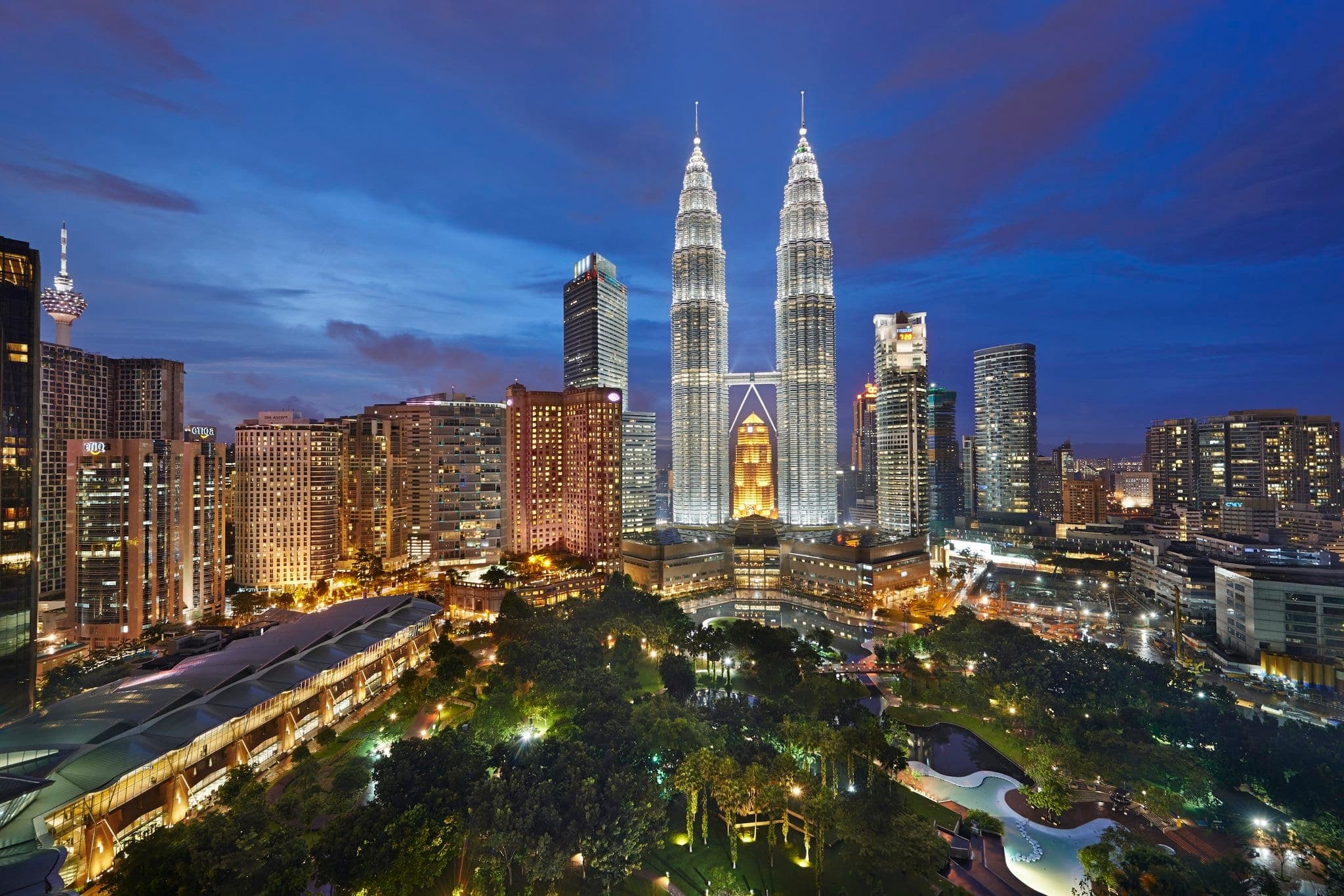Infinity pool at Mandarin Oriental Kuala Lumpur overlooking the lush KLCC Park and Petronas Towers.