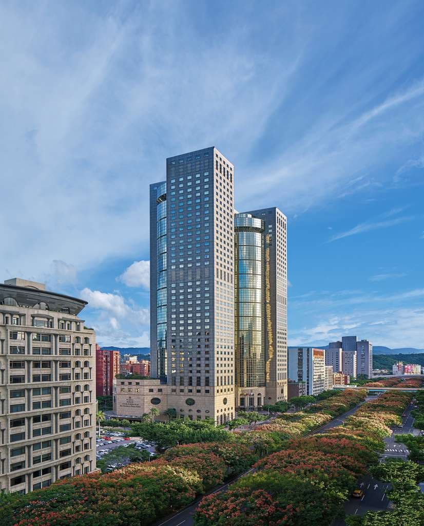 台北远东香格里拉酒店43楼顶层泳池的黄昏美景,正对灯火通明的台北101大楼。