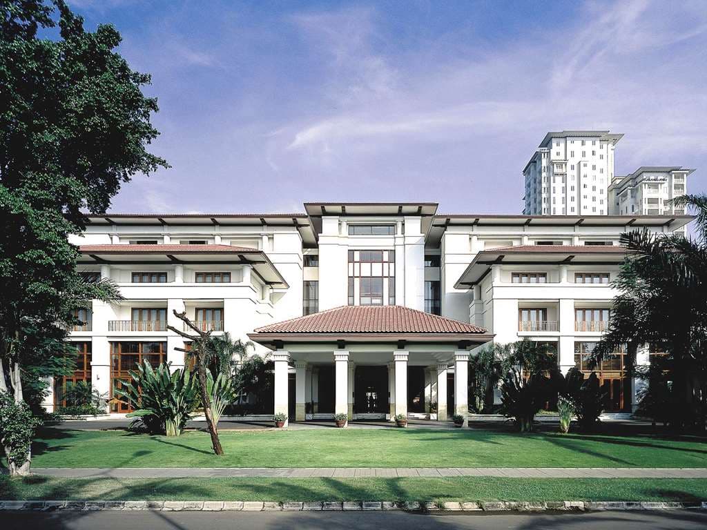 雅加达 The Dharmawangsa 的 The Majapahit Lounge,拥有高耸的天花板、精致的爪哇金饰陈列和豪华座位。