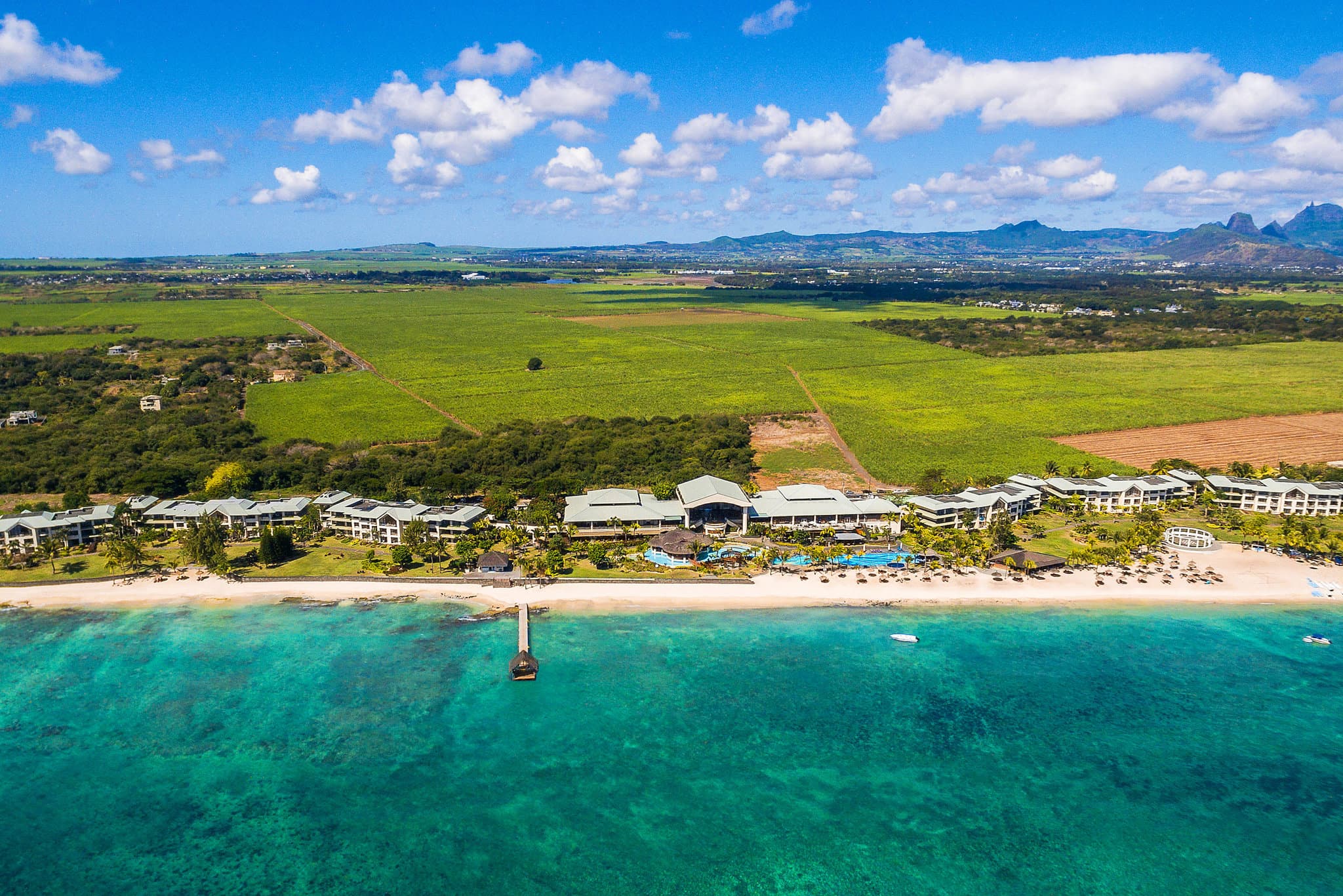 Adults-only Nirvana wing infinity pool at Le Méridien Ile Maurice blending into the Indian Ocean horizon at sunset.