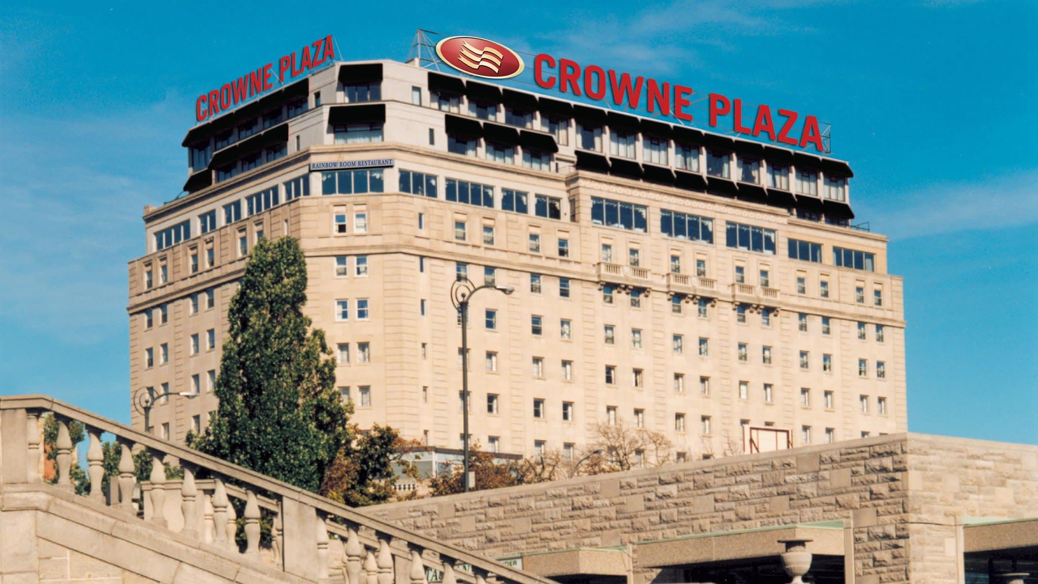在 Prime Steakhouse 用餐的情侣,透过落地窗俯瞰被灯光照亮的尼亚加拉大瀑布全景。