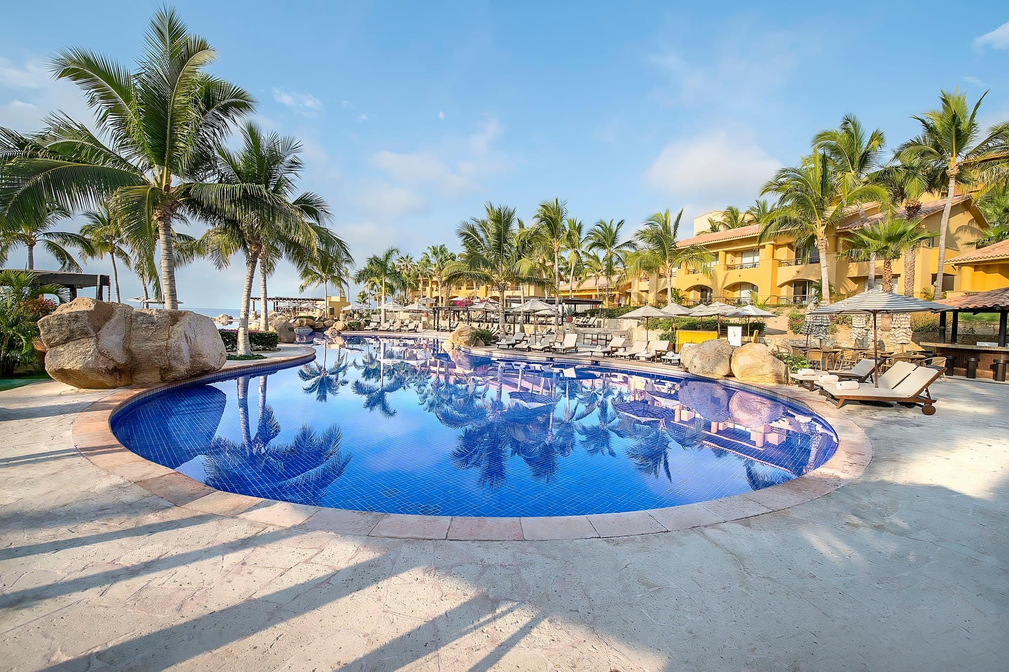 Grand Fiesta Americana Los Cabos 的无边泳池层层递进,延伸至可游泳的岩石海湾。