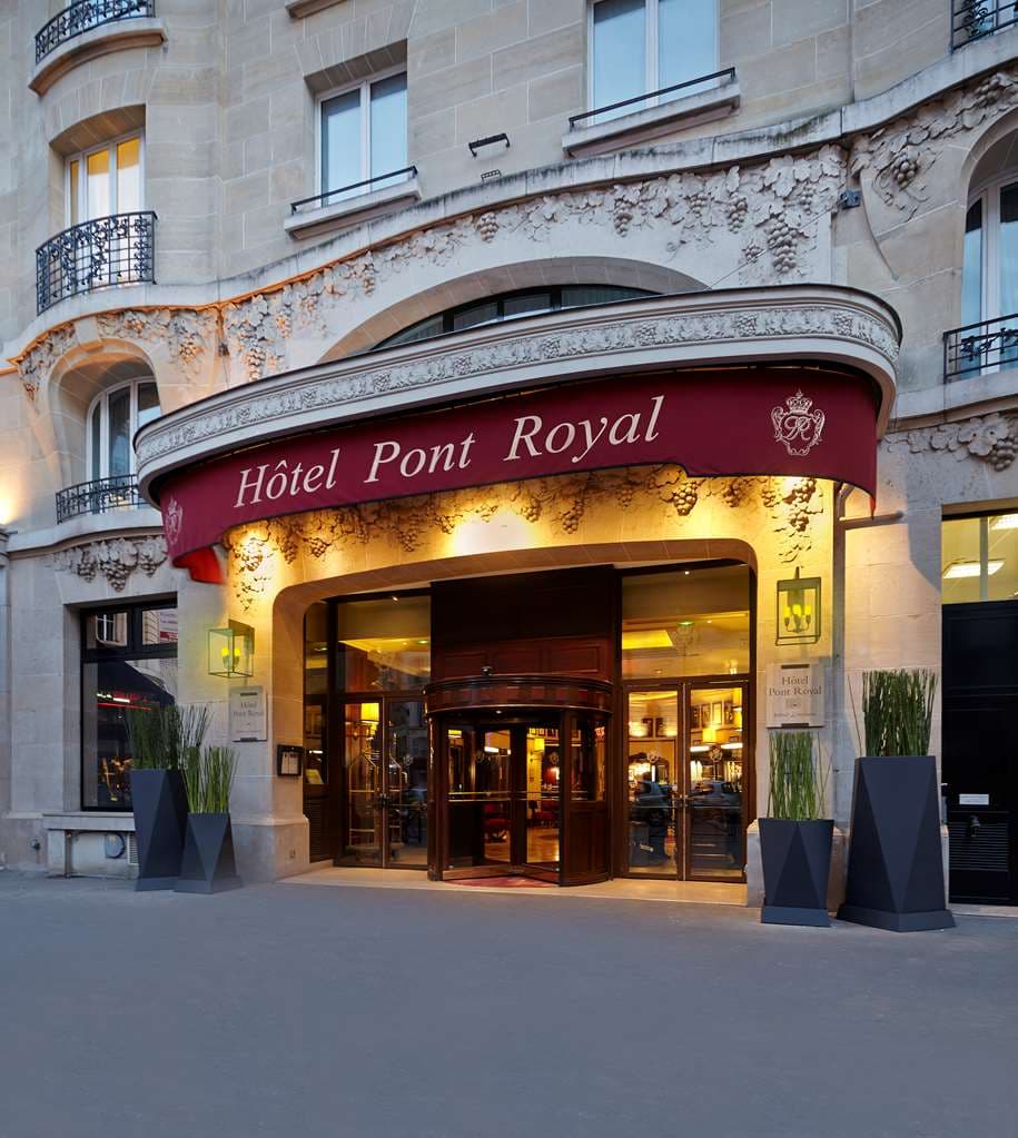 Hotel Pont Royal 酒店内氛围感十足的标志性酒吧,配有红木内饰、真皮扶手椅和柔和的灯光。