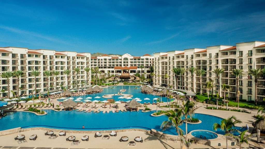 Hyatt Ziva Los Cabos 无边际泳池,背景是科尔特斯海和棕榈树。