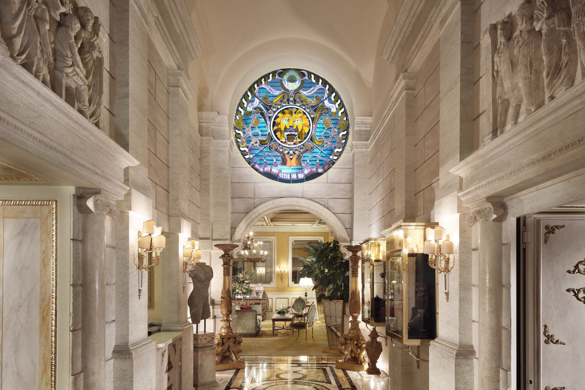 화려한 샹들리에와 귀족의 초상화가 특징인 Hotel Splendide Royal Roma의 유리로 된 크리스탈 라운지.