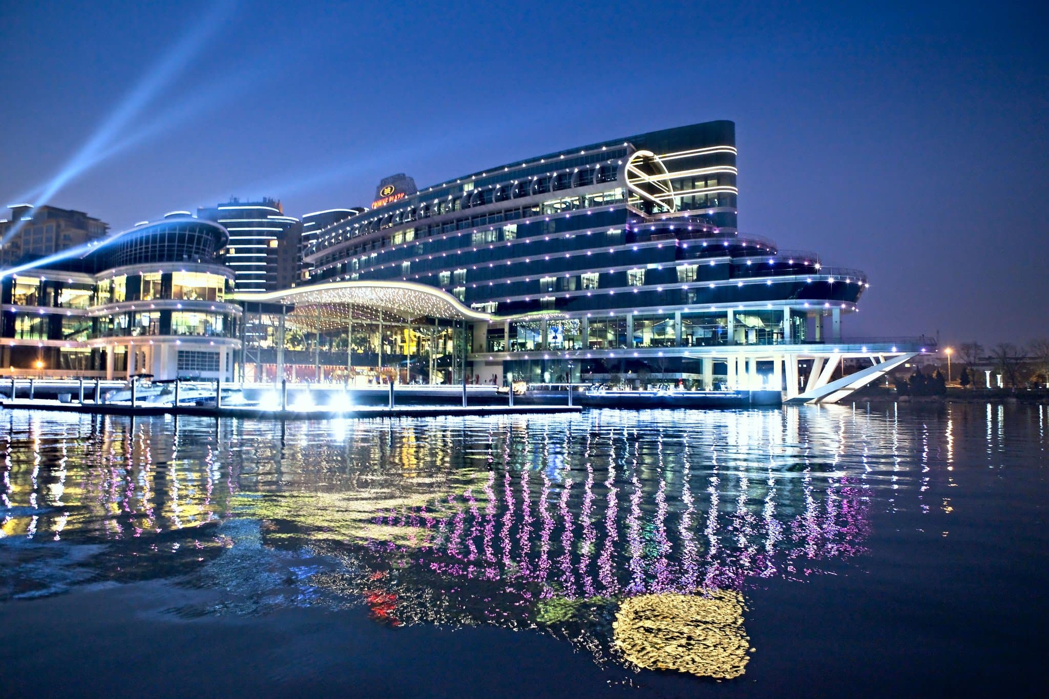 Crowne Plaza Suzhou's distinctive cruise ship-inspired exterior on the shores of Jinji Lake.