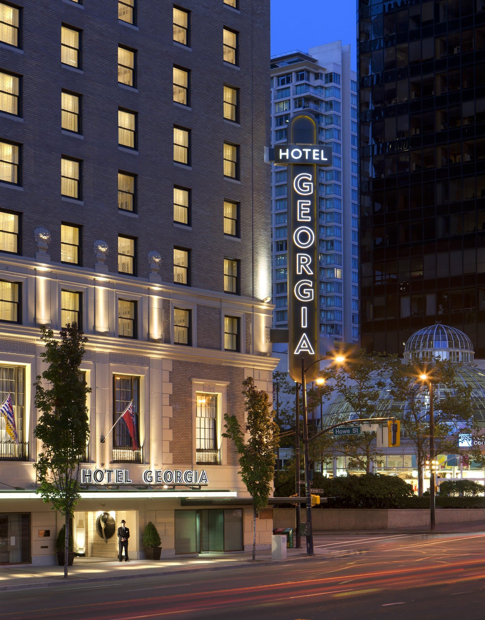 アールデコ調のデザインが施されたRosewood Hotel Georgiaの屋内海水プール。幾何学模様のタイルと柔らかな照明が特徴。