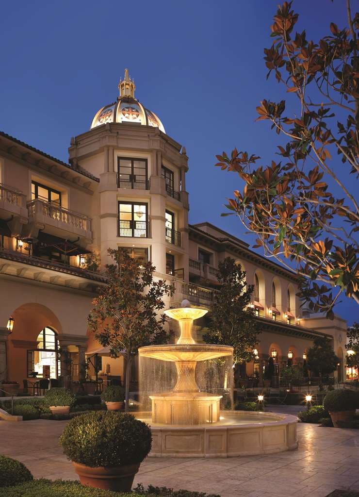 比佛利山梅伯恩酒店 The Terrace 餐廳,賓客於白色陽傘下用餐,洋溢歐式廣場的優雅氛圍。