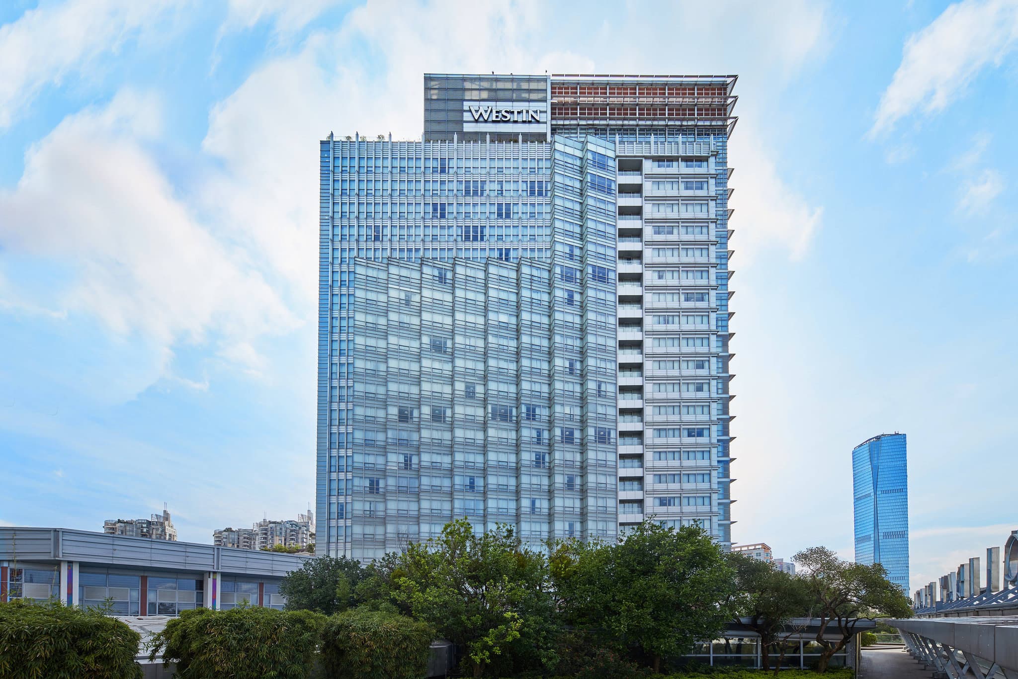 豪華酒店客房窗景,框住窗外的艾菲爾鐵塔複製品與深圳黃昏天際線。