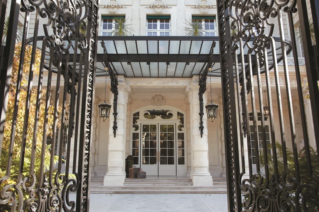 A private terrace at Shangri-La Paris with a breakfast spread and a direct, unobstructed view of the Eiffel Tower.