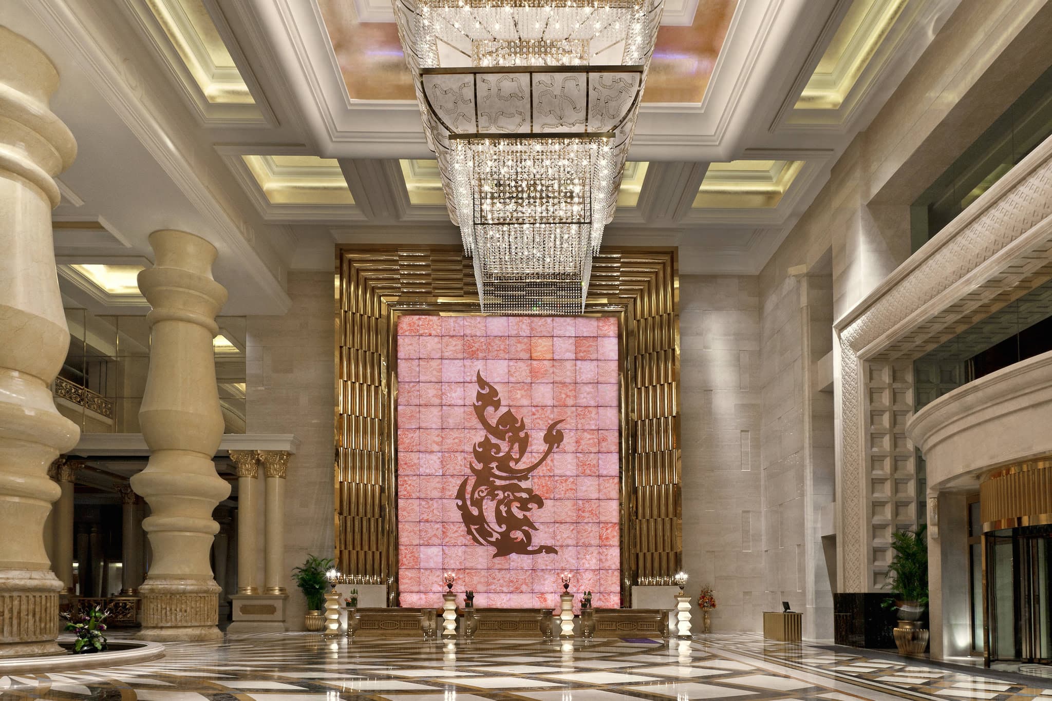 夜晚重慶喜來登大酒店雙子塔的金色外牆在長江上的倒影。