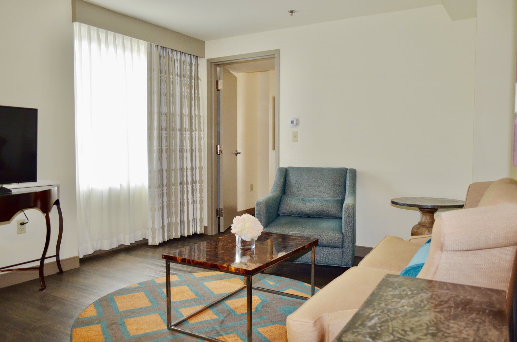 Hotel Tonnelle 酒店内的 Seventeen Feet 酒吧,装饰有 Craig Cundiff 的定制壁画和绿色宝石色调座椅。