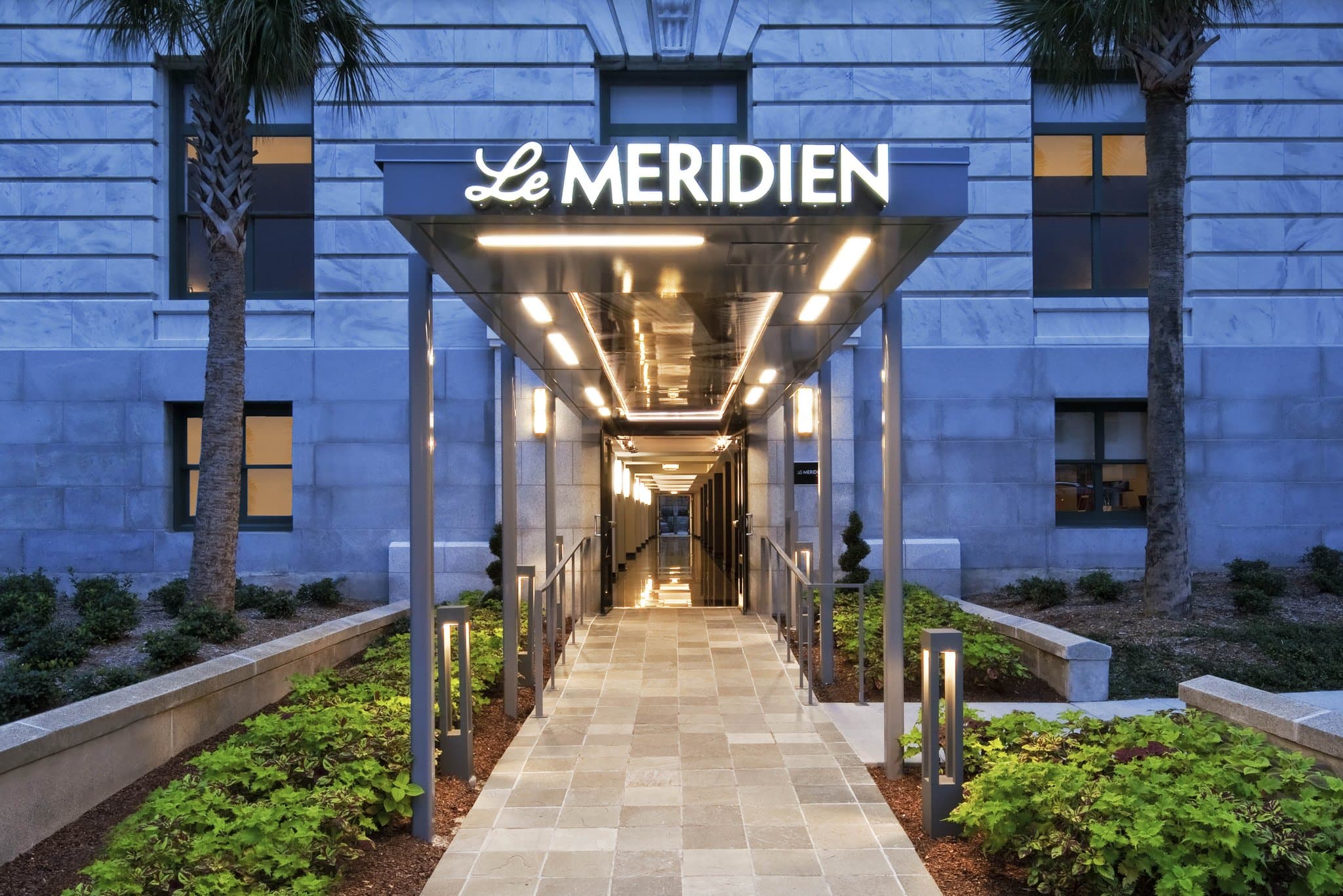 Le Méridien Tampa 宏伟的花岗岩楼梯,配有科林斯式圆柱和历史悠久的黄铜照明装置。