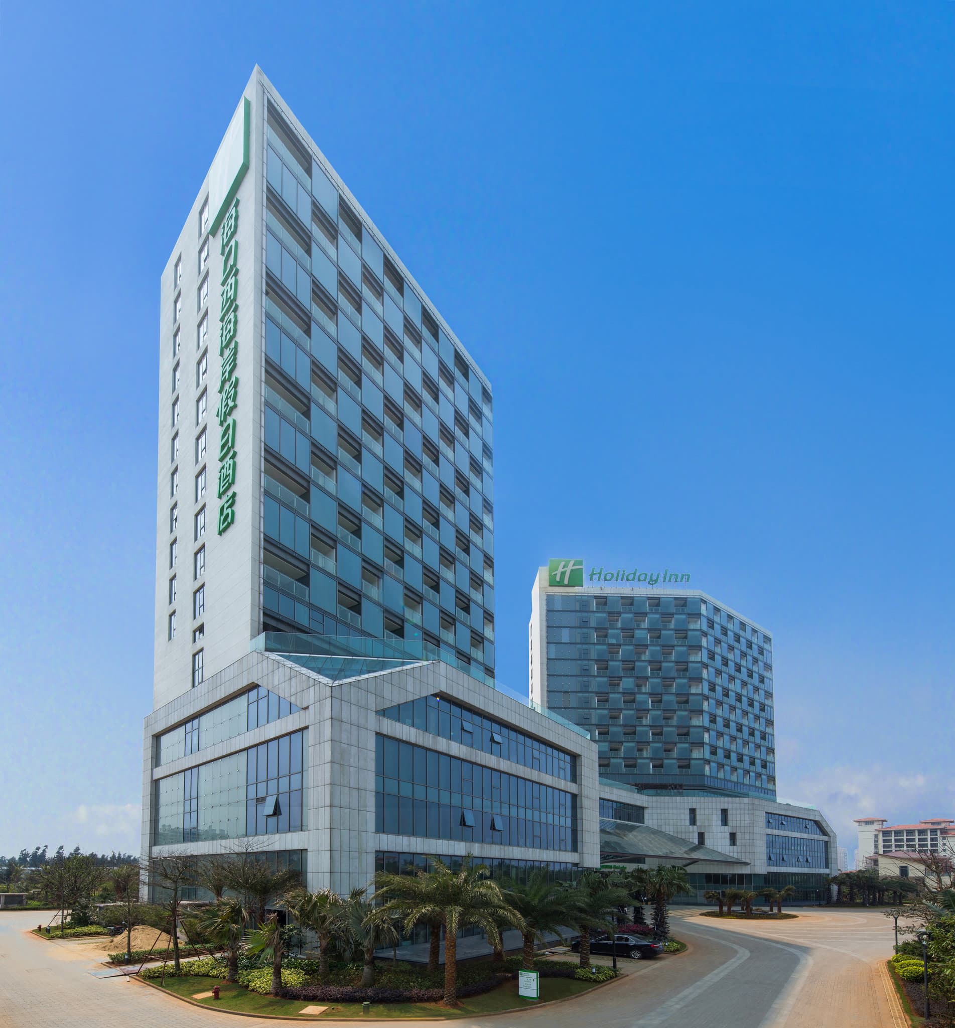 Infinity pool at Holiday Inn Haikou West Coast blending seamlessly with the blue horizon of the Qiongzhou Strait.