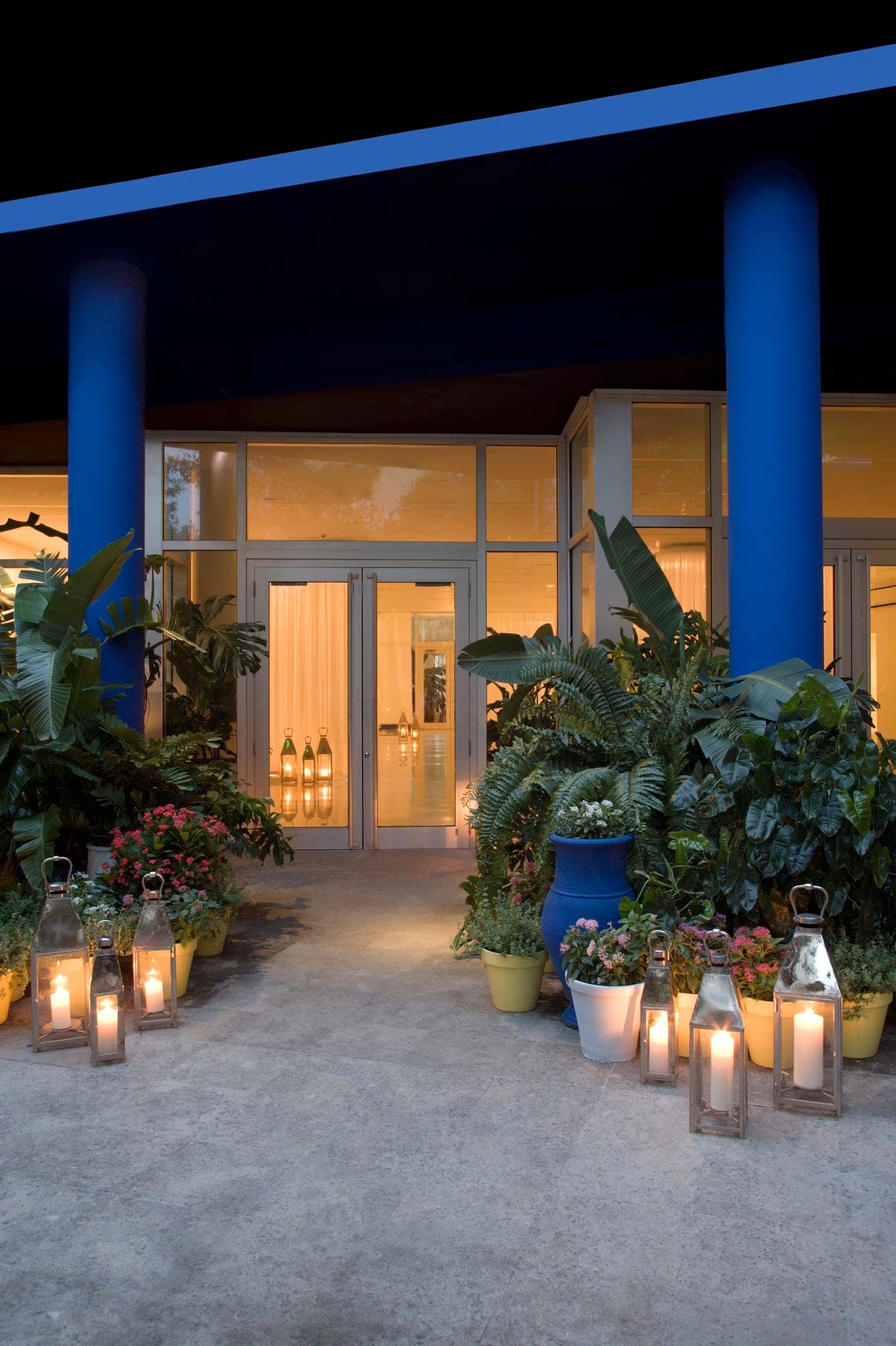 夕暮れ時のThe Shore Club「Colonnade Pool」、吊り下げ式ウィッカースイングと焚き火。